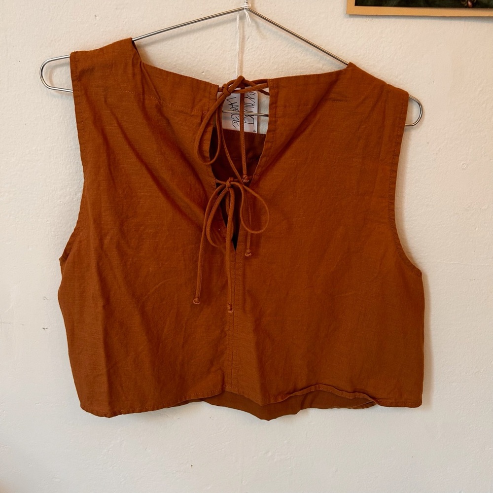 KOURT Willow Crop Terracotta Square-Neck Tie back Tank Top
Size Medium
Brick